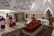 ПОГРЕБЕНИЕ И ЗАУПОКОЙНА ЛИТУРГИЯ ЗА ПАПА ФРАНЦИСК