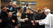 ПАПАТА ПРИЗОВА ДА БЪДЕ УВАЖАВАНО ДОСТОЙНСТВОТО НА ЗАТВОРНИЦИТЕ