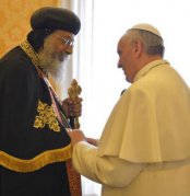 ИСТОРИЧЕСКА СРЕЩА МЕЖДУ ПАПА ФРАНЦИСК И ПАПА ТАВАДРОС ІІ, ПРЕДСТОЯТЕЛ НА КОПТСКАТА ЦЪРКВА В ЕГИПЕТ